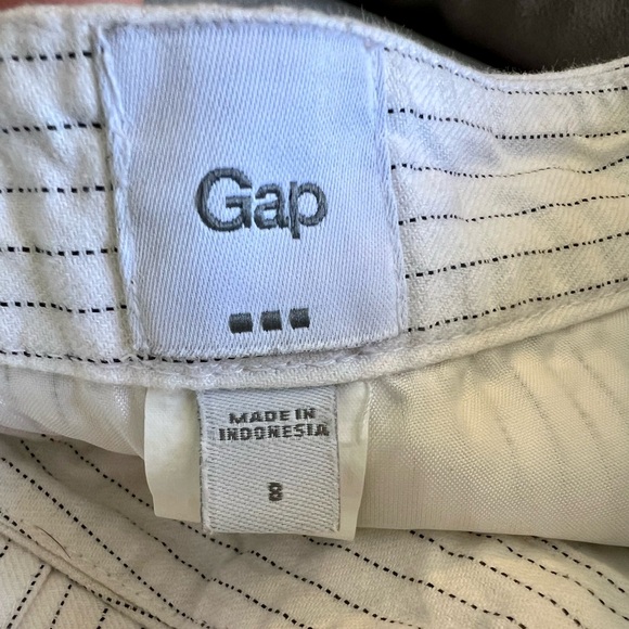 White pleated skirt with black pin stripes, Size 8 from GAP. - Picture 9 of 10